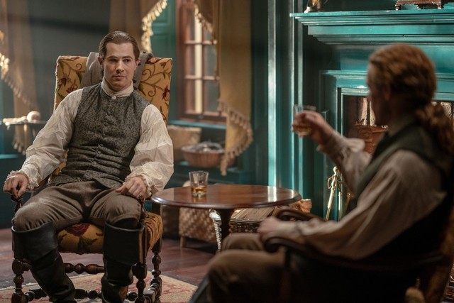 Lord John (David Berry) verabschiedet sich von Jamie (Sam Heughan).