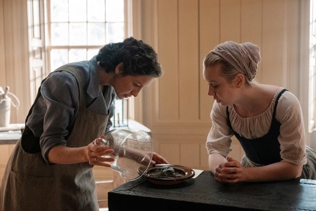 Claire (Caitriona Balfe) wagt medizinische Experimente und nimmt Marsali (Lauren Lyle) unter ihre Fittiche.