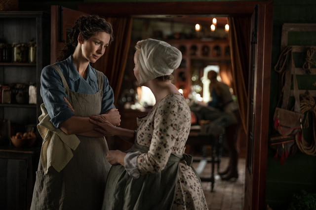 Claire (Caitriona Balfe) vertraut sich Marsali (Lauren Lyle) an.