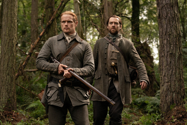 Jamie (Sam Heughan) und Roger (Richard Rankin) auf der Pirsch