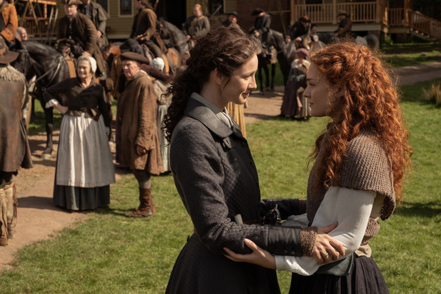 Claire (Caitriona Balfe) verabschiedet sich von Brianna (Sophie Skelton).