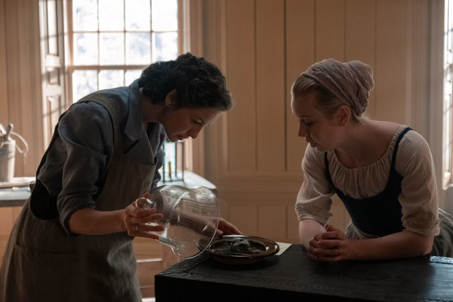Claire (Caitriona Balfe) und Marsali (Lauren Lyle) gelingt ein medizinischer Durchbruch.