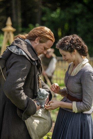 Jamie (Sam Heughan) und Claire (Caitriona Balfe) nehmen Kätzchen Adso bei sich auf.