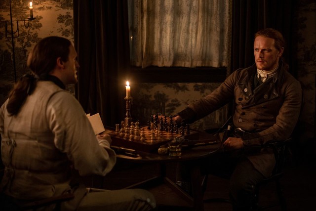 Leutenant Knox (Michael D. Xavier) und Jamie (Sam Heughan) stehen auf einmal auf verschiedenen Seiten.
