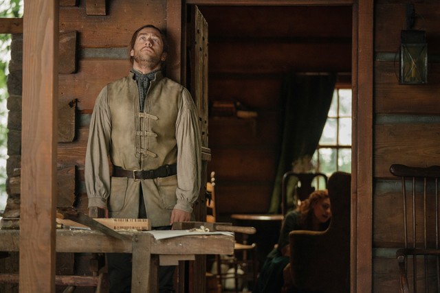 Roger (Richard Rankin) ist von den Nachrichten über Bonnet geschockt.
