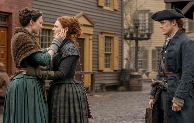 Claire (Caitriona Balfe) und Jamie (Sam Heughan) sind überglücklich ihre Tochter wieder in die Arme schließen zu können.