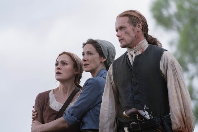 Brianna (Sophie Skelton), Claire (Caitriona Balfe) und Jamie (Sam Heughan) sind fassunglos über den grausamen Anblick, der sich ihnen bietet.