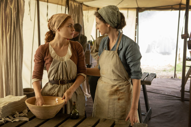 Brianna (Sophie Skelton) hilft Claire (Caitriona Balfe) im Feldlazarett.