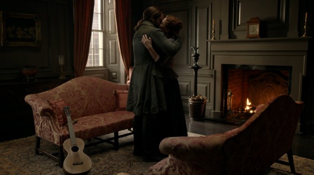 Brianna (Sophie Skelton) und Roger (Richard Rankin) müssen sich verabschieden.