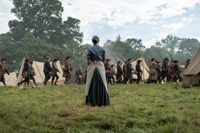 Claire (Caitriona Balfe) beobachtet besorgt, wie die Miliz in die Schlacht zieht.