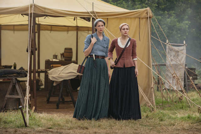 Claire (Caitriona Balfe) und Brianna (Sophie Skelton) sind tief getroffen von Murtaghs Tod und gleichzeitig immer noch in Sorge um Roger.