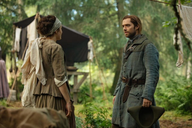 Roger (Richard Rankin) versucht erneut, Morag MacKenzie (Elysia Welch) zu helfen.