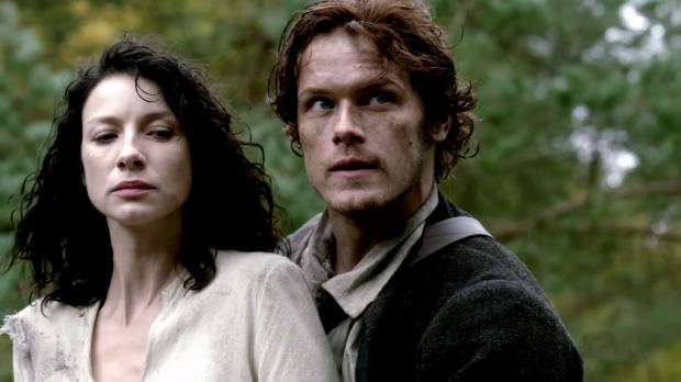 Die glutvollen Blicke folgen bald: Claire Randall (Caitriona Balfe) und ihr Jamie (Sam Heughan)