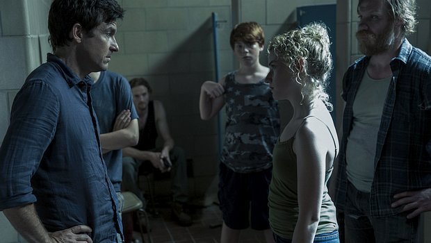 Marty (Jason Bateman, l.) trifft auf Ruth (Julie Garner) und ihre Bande