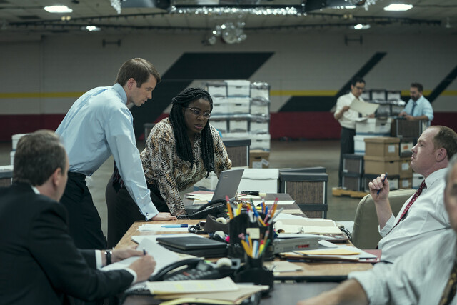Sie entdeckt, ermittelt und berät: Anwältin Edie Flowers (Uzo Aduba, 3. v. l.) bekämpft die Sacklers.
