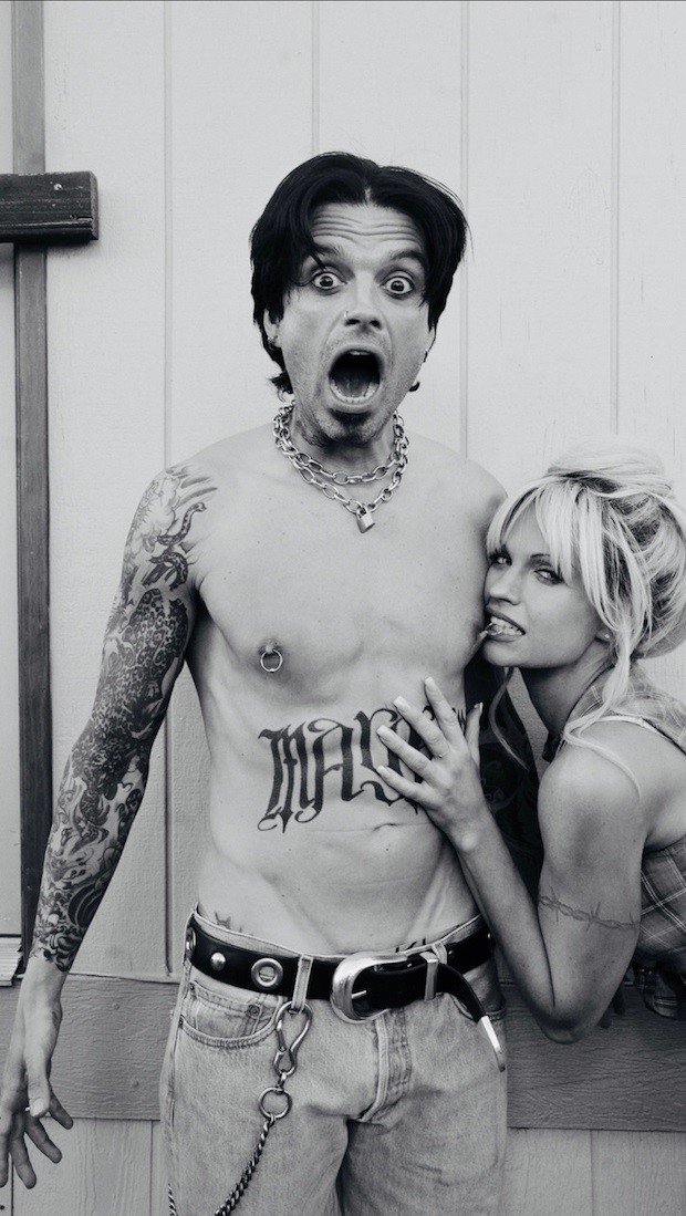 Sebastian Stan als Tommy Lee und Lily James als Pamela Anderson