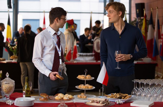 Samy (Xavier Lacaille, l.) und Toto (Lucas Englander) am Buffet
