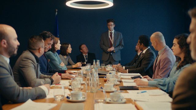 Samy (Xavier Lacaille) vor dem Ausschuss