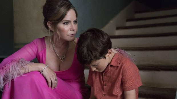 Mutter Eleanor (Jennifer Jason Leigh) ist dem jungen Patrick (Sebastian Maltz) keine große Hilfe