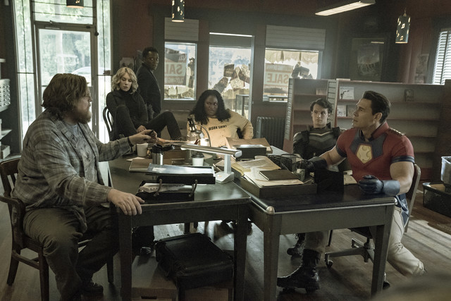 Krisensitzung: Das "Project Butterfly" um (v.l.) John (Steve Agee), Emilia (Jennifer Holland), Clemson (Chukwudi Iwuji) und Leota (Danielle Brooks) mit Vigilante (Freddie Stroma) und Peacemaker.