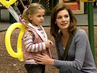 Daisy Betts als Janet Cooper mit Tochter Megan
