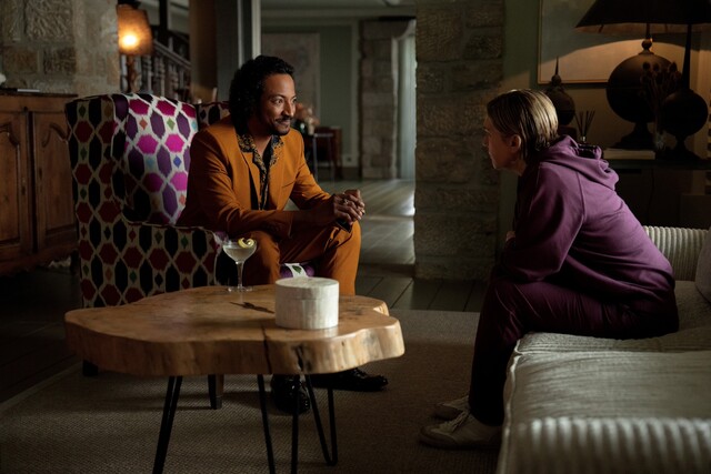 Mr. Diabaté (Samba Schutte) aus Mauretanien ist wie Carol gegen das Zufriedenheitsvirus immun - aber total begeistert von der neuen Weltordnung.