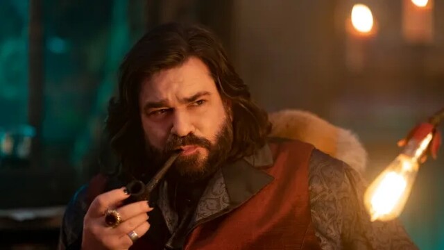 Matt Berry (hier in "What We Do in the Shadows") führt die neue Sky-Serie mit Natasha Lyonne.