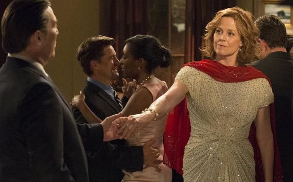 Elaine (Sigourney Weaver) löst sich vom Einfluss ihres Ex-Manns Bud Hammond (Ciarán Hinds).