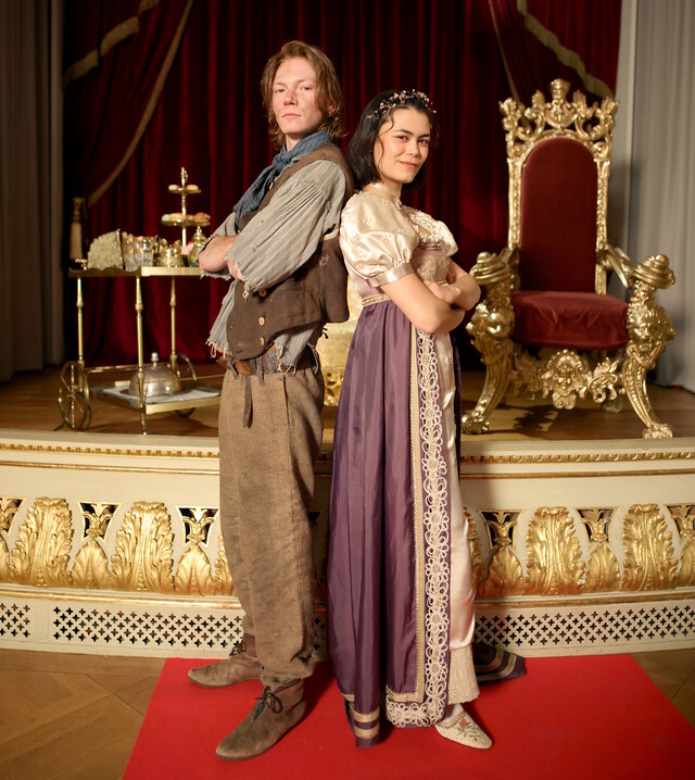 Filip Schnack (Stalljunge Otto, l.) und Tomomi Themann (Prinzessin Gwen, r.)