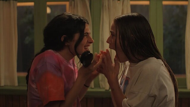 Ella Rubin (l.) und Am&eacute;lie Hoeferle in "Sterling Point"