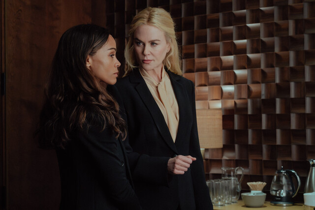 Zoe Saldaña (l.) und Nicole Kidman in "Lioness"