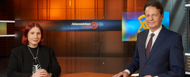 Rudi Cerne (r.) und Kriminalpsychologin Lydia Benecke (l.) präsentieren im Herbst 2017 die erste Spezialsendung "Aktenzeichen XY...gelöst"