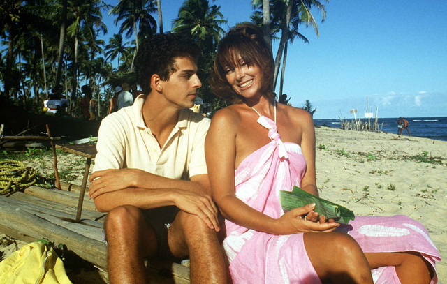 Bei der Traumreise nach Brasilien: Beatrice (Heide Keller) flirtet mit ihrem jüngeren Schützling Adrian (Martin Halm)