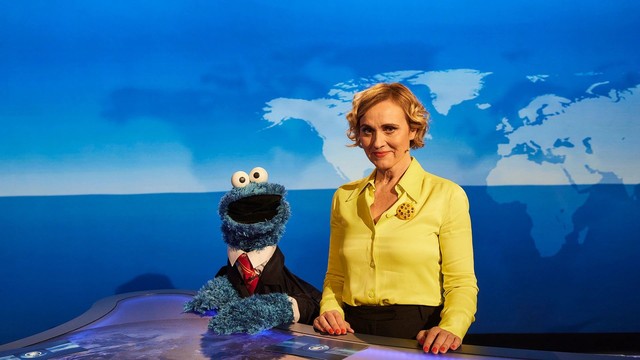 Caren Miosga (r.) und das Krümelmonster (Carsten Haffke) im "Tagesthemen Special: 50 Jahre Sesamstraße"