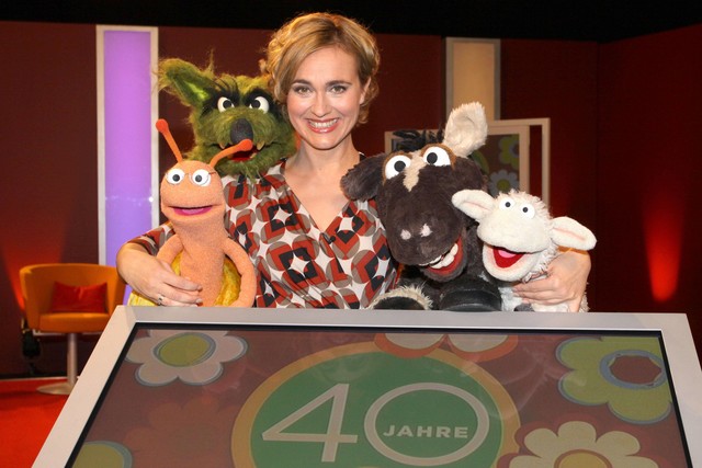 Caren Miosga (M.) feierte im Januar 2013 zusammen mit (v. l.) Finchen, dem Wolf, Pferd und Wolle den 40. Geburtstag der "Sesamstraße".