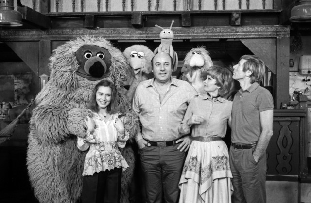 Die Besetzung im "Studio Sesamstraße" ab 1982: (von links oben) Samson (Peter Röders), Tiffy (Kerstin Siebmann-Röders), Finchen (