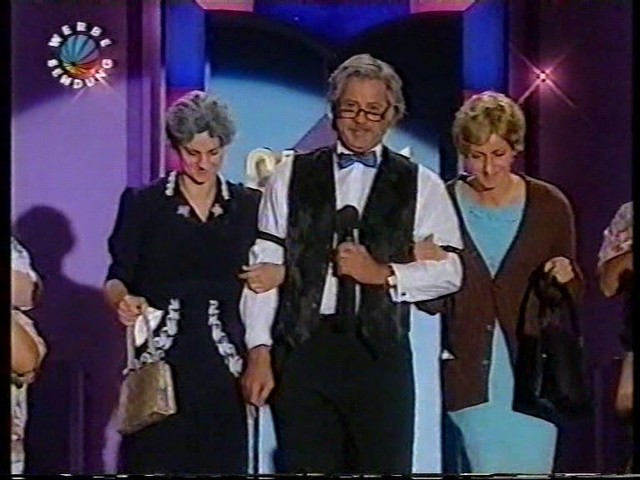 Jörg Draeger (M.) und seine Assistentinnen Martina Jansen (l.) und Renate Lipinski (r.) in der 750. Folge