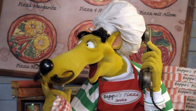 Beppo Blöd (Hein Blöd) nimmt eine Pizza-Riesenbestellung entgegen: Drei Pizzen für Großvater Blaubär, seinen besten Kunden!