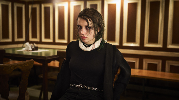 Janina Fautz als demotivierte Emo-Kellnerin hat immer einen Spruch auf den Lippen.