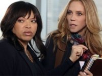 Michelle Dulcett (Tisha Campbell-Martin) unterstützt ihre Partnerin Gloria Sheppard (Ally Walker)