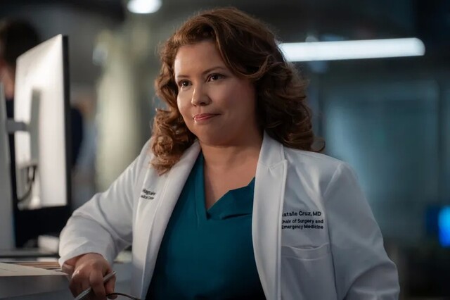 Justina Machado als Dr. Natalie Cruz