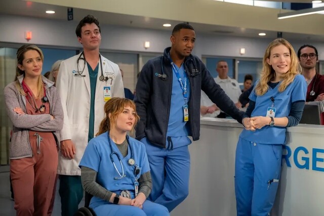 (v. l.) Jessica Rothe als Cass Himmelstein, Jack Bannon als Dr. Tom Cole, Jessy Yates als Harper, Jessie T. Usher als Sam Elijah und Willa Fitzgerald als Danny