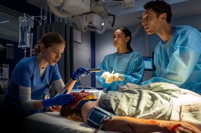 Willa Fitzgerald als Danny, Chelsea Muirhead als Sophie Chan und Colin Woodell als Xander Phillips