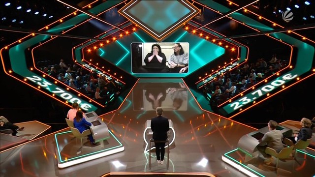 Die ahnungslose Heidi wird von Jörg Pilawa überrascht.