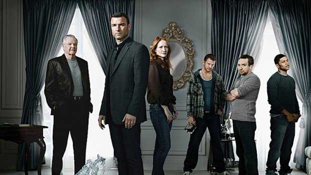 Ray Donovan (Liev Schreiber, 2. v. l.) hat alles im Griff. Nur nicht Papa Mickey (Jon Voight, l.) und die Familie.