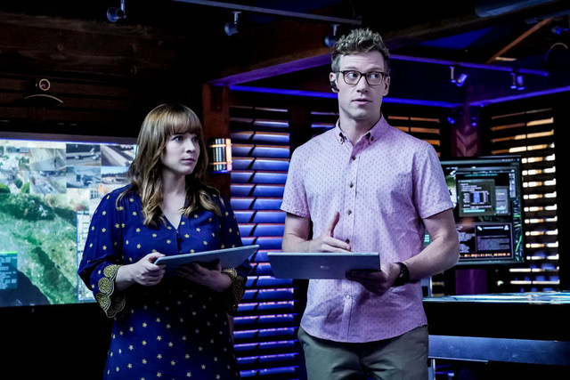 Renée Felice Smith (l.) und Barrett Foa (r.) als Nell Jones und Eric Beale