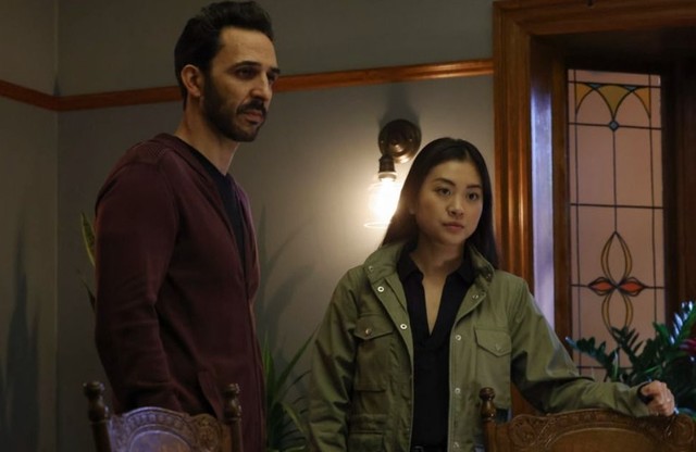 Amir Arison (l.) und Laura Sohn (r.) gehören nicht länger zum Hauptcast von "The Blacklist".