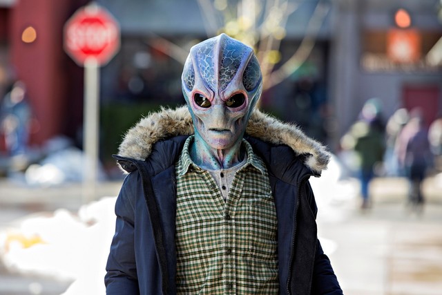 Alien Harry (Alan Tudyk), wie ihn nur weniger als 10.000 menschliche Erdenbewohner sehen können.
