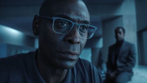 Albert Wesker (Lance Reddick) ist ein vertrauenswürdiger Wissenschaftler - der sich nur bei Bedarf das Blut seiner Töchter injiziert.