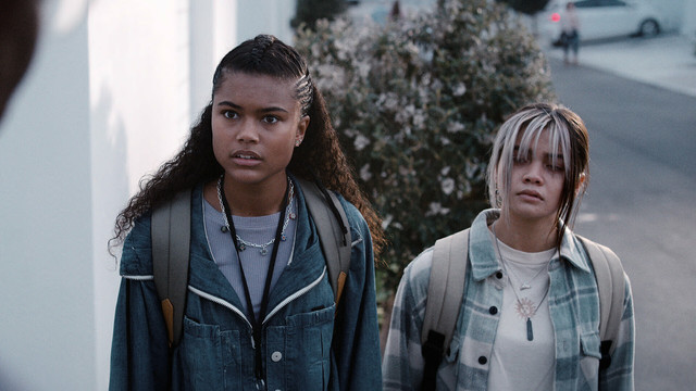 Teenies in Trouble: Jade (Tamara Smart) und Billie (Siena Agudong) sind neu in New Raccoon City.